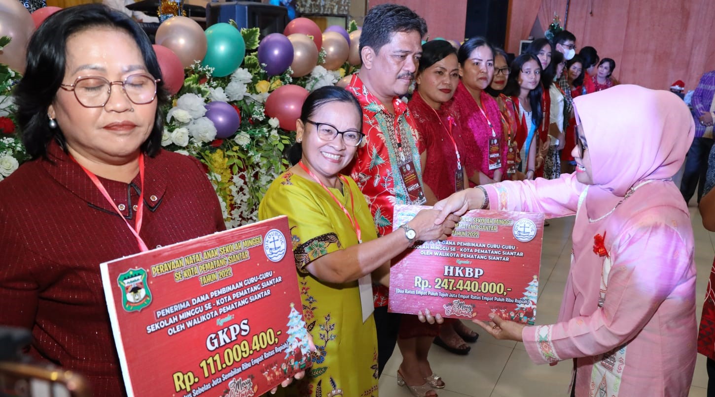 Di PERAYAAN NATAL Anak Sekolah Minggu Kota Pematang Siantar, Hj Susanti ...